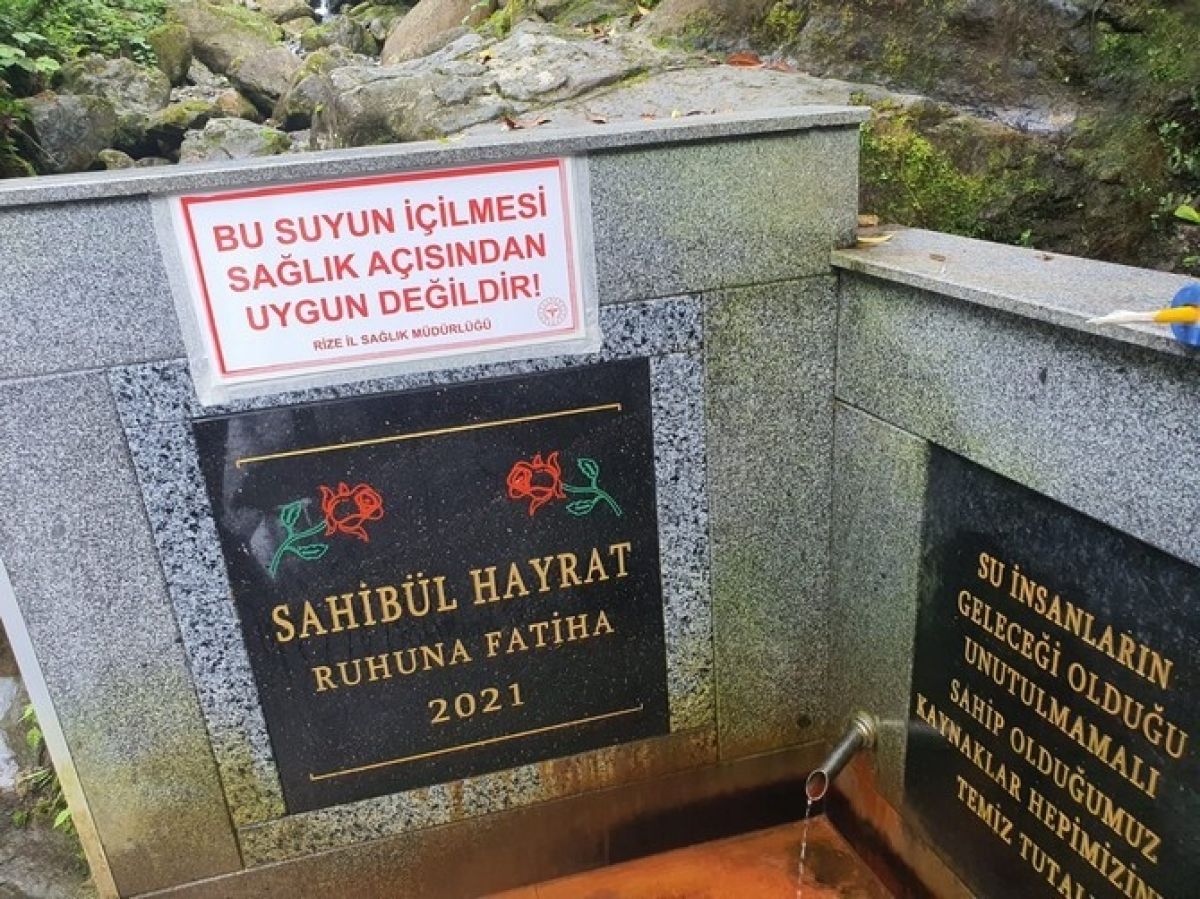 Rize'de zehirli çıkan suya asılan uyarı yazısı söküldü