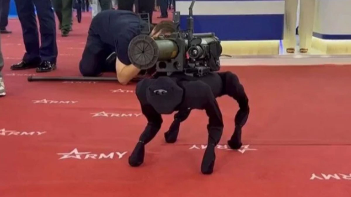 Rusya&#039;nın roketatar taşıyan robot köpeği: M-81