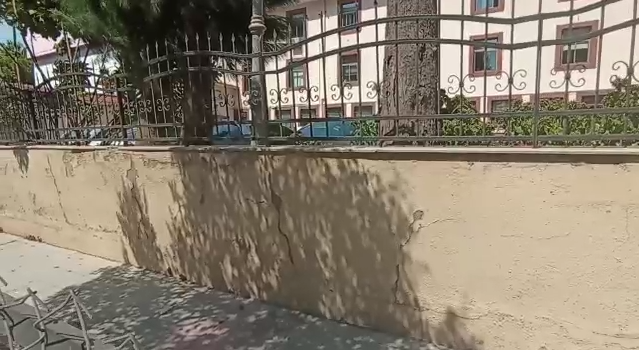 Sağlık Müdürlüğünün Duvarı Yan Yattı!