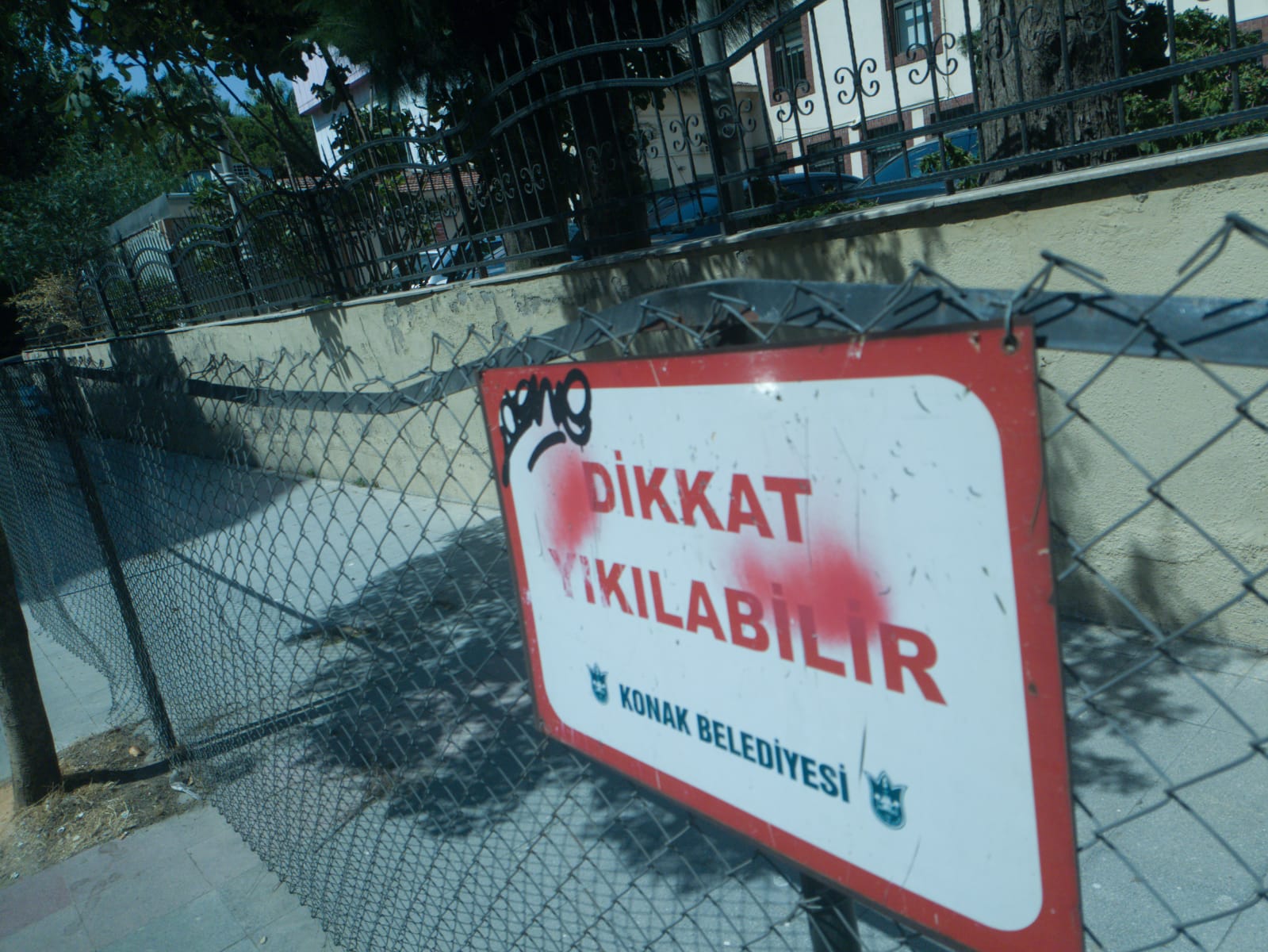 Sağlık Müdürlüğünün Duvarı Yan Yattı!