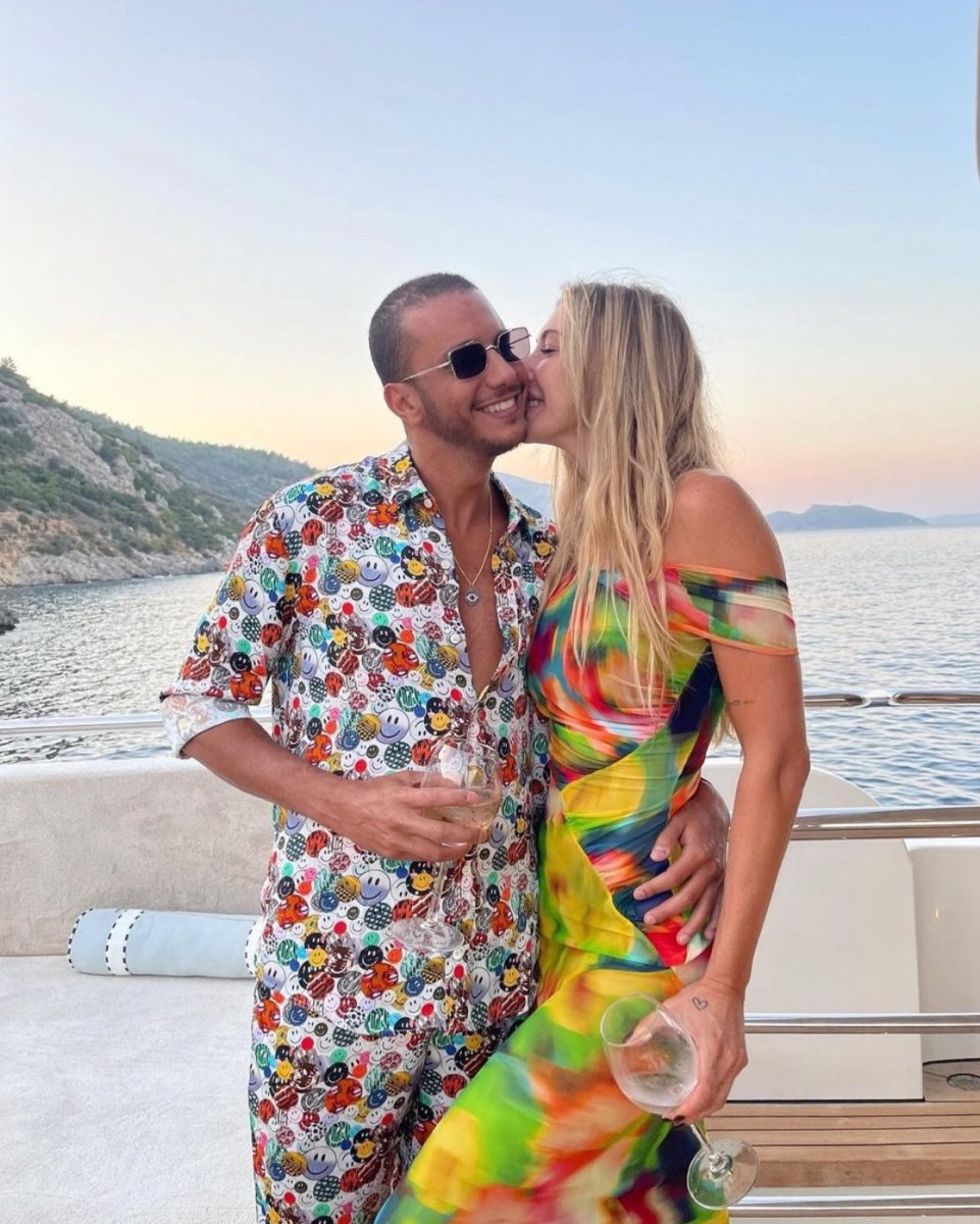 Şeyma Subaşı 20 milyon dolarlık teknede çok şanslıyım diyerek  paylaşım yaptı