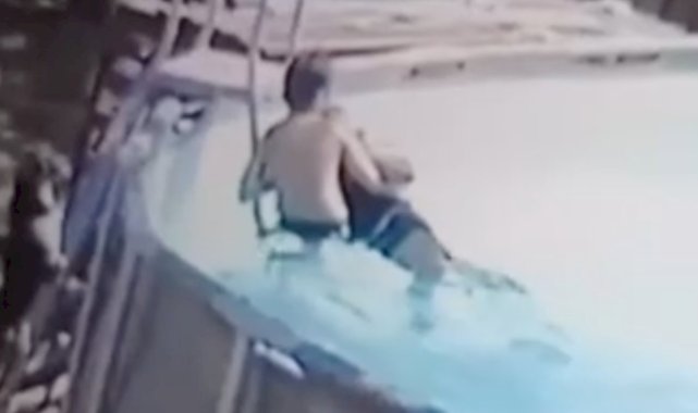 ABD'de, minik çocuğun nöbet geçiren annesini kurtarma anı