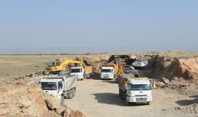 Altay Kışlası'na güvenlik duvarı