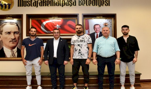 Bursa'da Mustafakemalpaşaspor sahaya indi