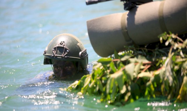 Isparta'da komandolar zorlu su üstü harekat eğitimini tamamladı