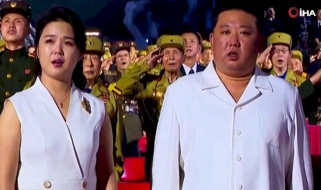 Kim Jong-un ve eşi gözyaşları içinde milli marşı dinledi