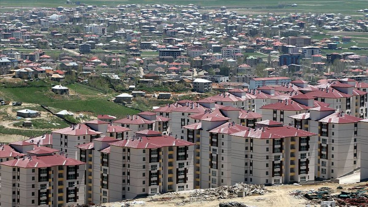 Terör mağduru aileler yeni yuvalarına kavuşuyor
