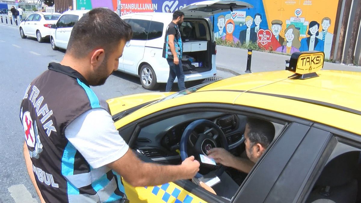 Turist yolcudan fazla para alan taksici yakalandı
