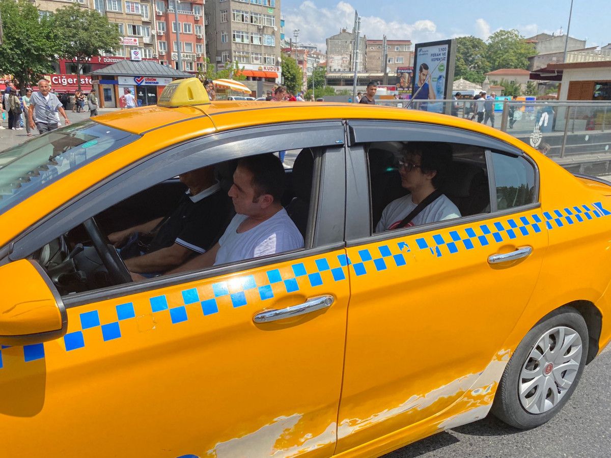 Turist yolcudan fazla para alan taksici yakalandı