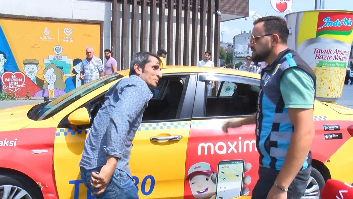 Turist yolcudan fazla para alan taksici yakalandı