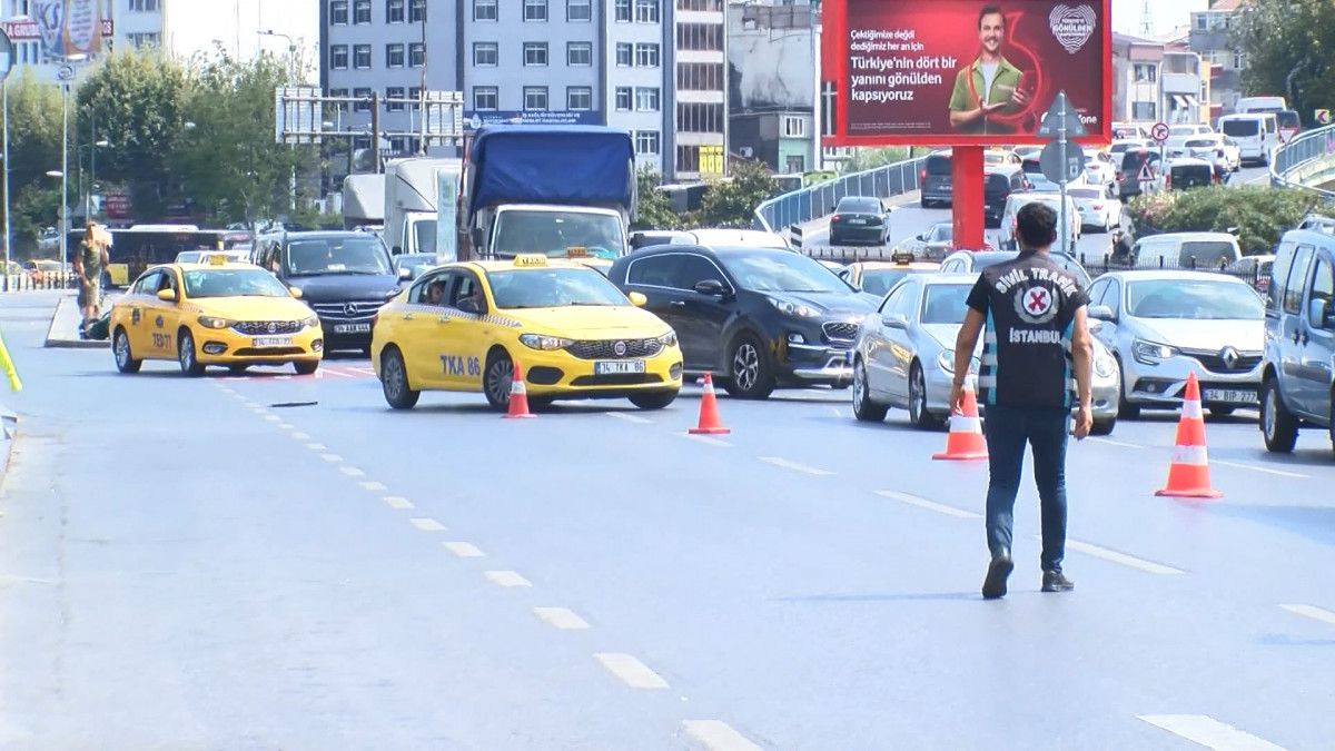 Turist yolcudan fazla para alan taksici yakalandı