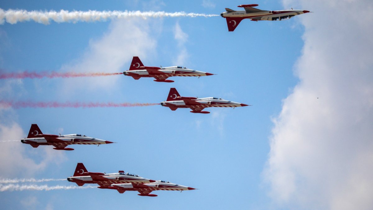 Türk Yıldızları&#039;ndan Büyük Taarruz uçuşu