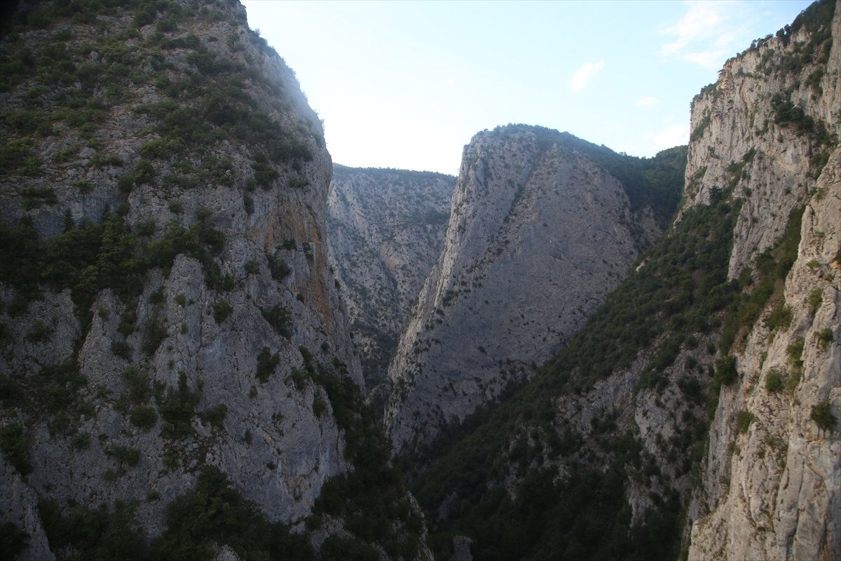 Valla Kanyonu'nda mahsur kalan 11 kişi kurtarıldı