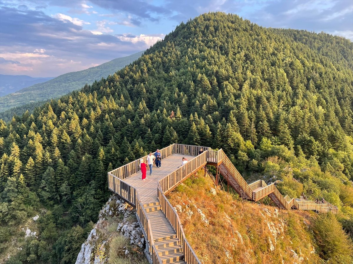 Valla Kanyonu'nda mahsur kalan 11 kişi kurtarıldı