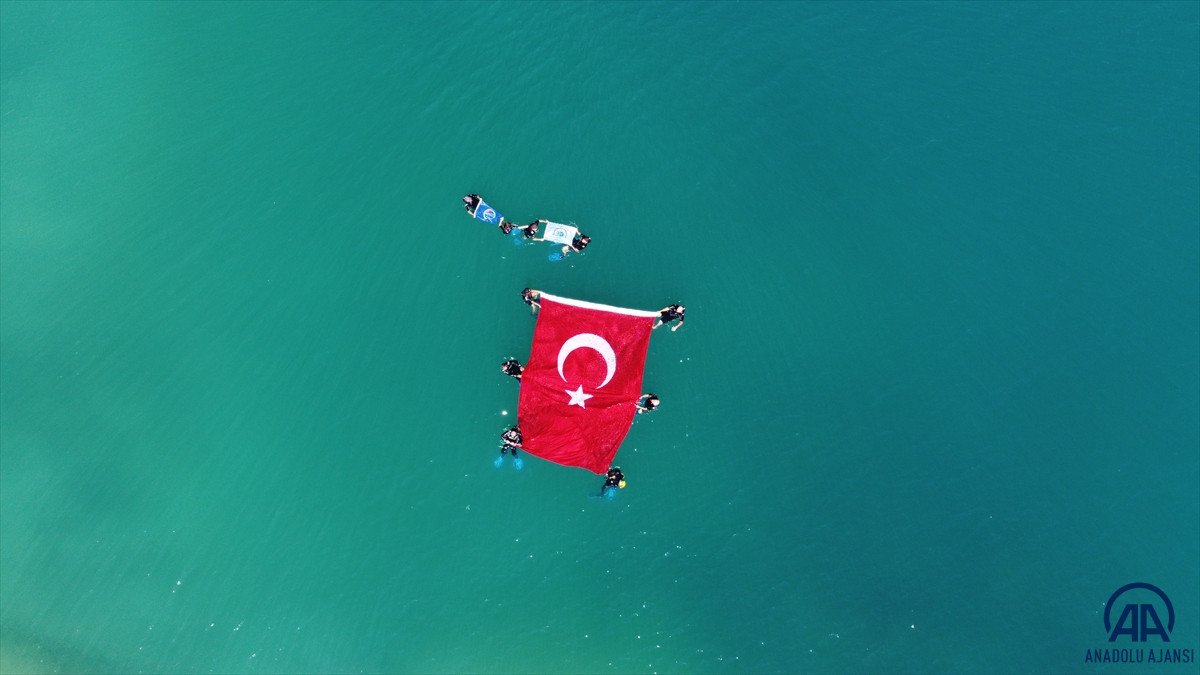 Van Gölü'nde Dalgıçlar Türk bayrağı açtı
