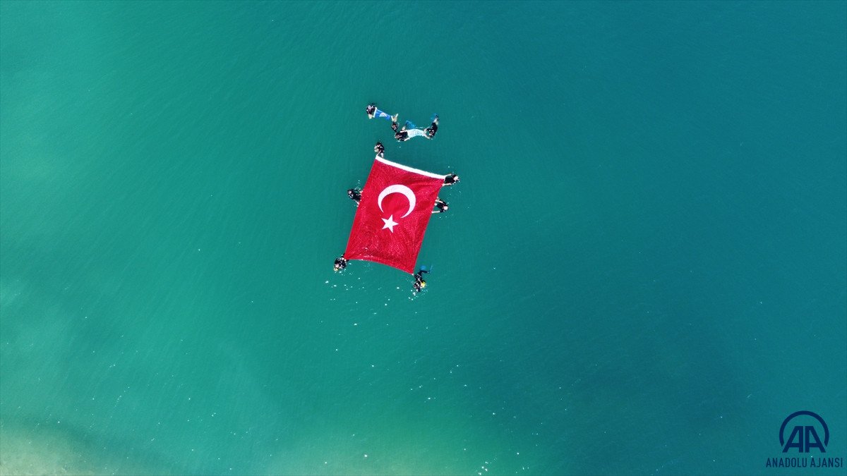 Van Gölü'nde Dalgıçlar Türk bayrağı açtı