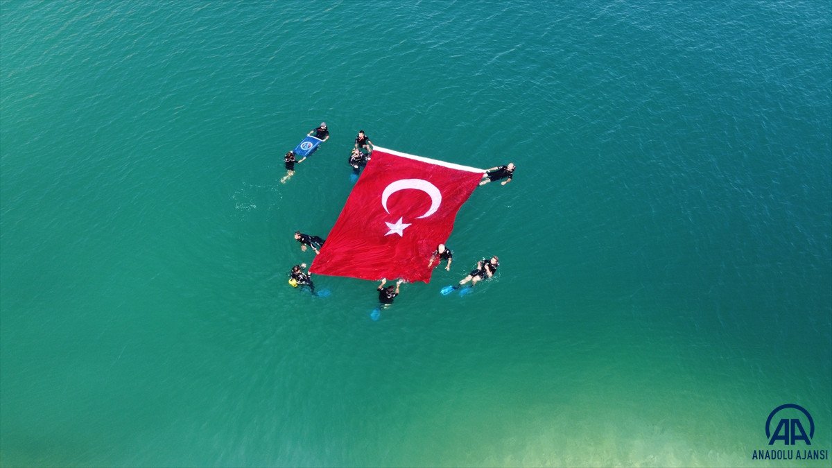 Van Gölü'nde Dalgıçlar Türk bayrağı açtı
