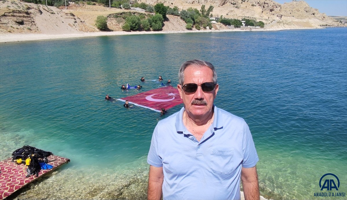 Van Gölü'nde Dalgıçlar Türk bayrağı açtı