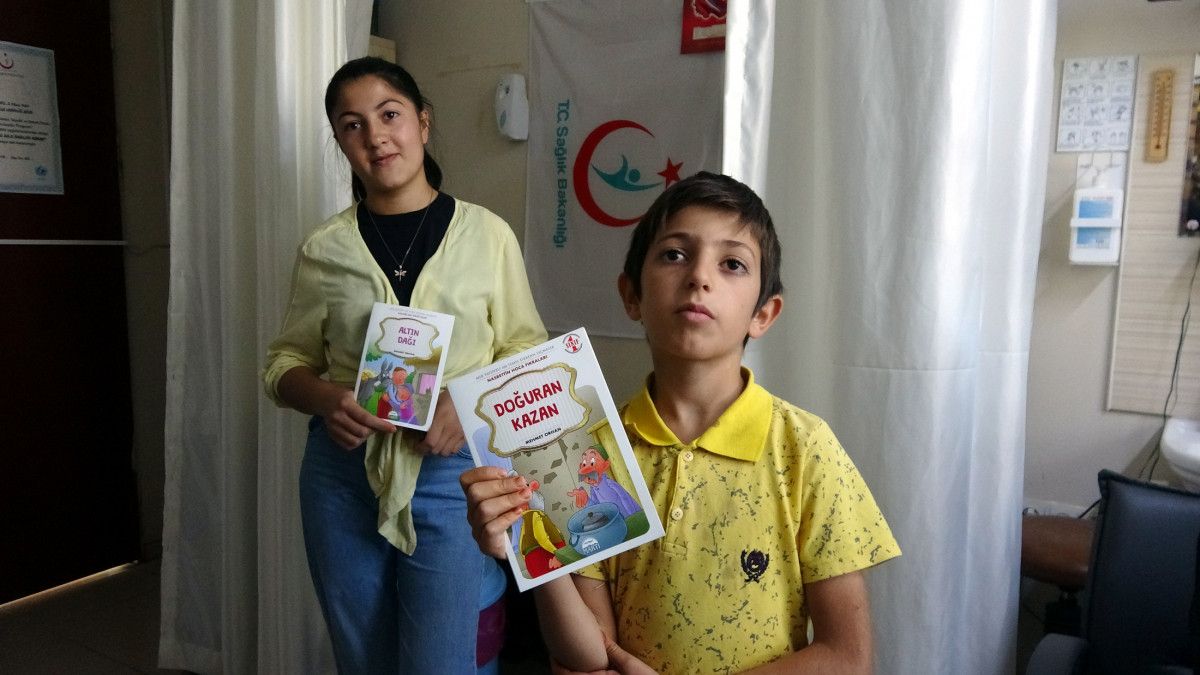 Van'da aile hekiminden muayeneye gelen çocuklara kitap 