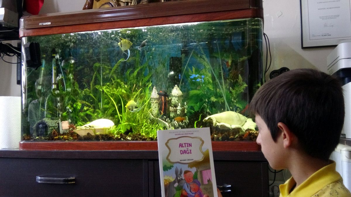 Van'da aile hekiminden muayeneye gelen çocuklara kitap 