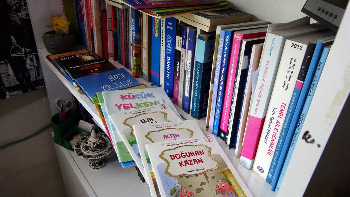 Van'da aile hekiminden muayeneye gelen çocuklara kitap 