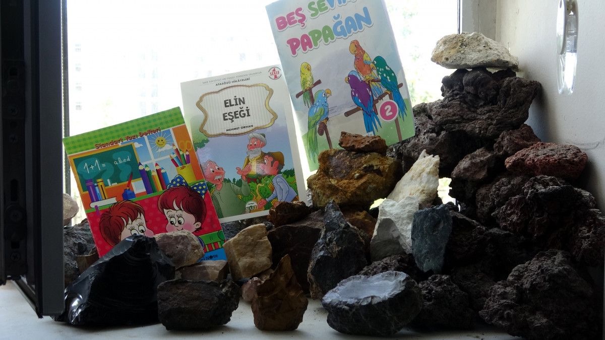 Van'da aile hekiminden muayeneye gelen çocuklara kitap 