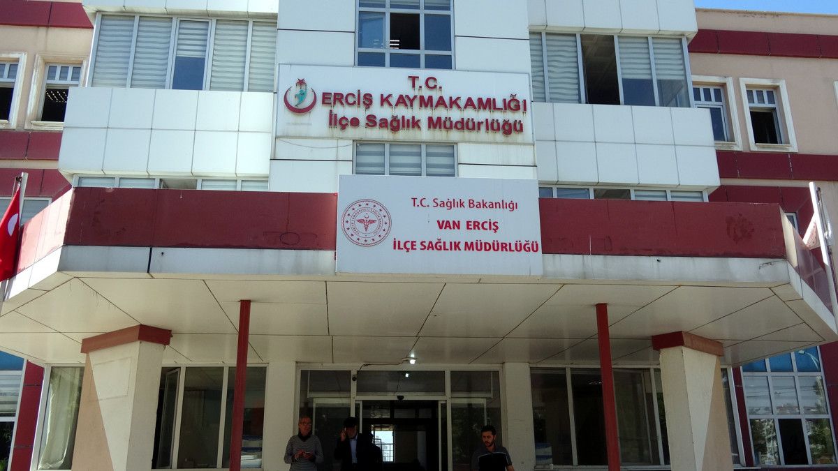 Van'da aile hekiminden muayeneye gelen çocuklara kitap 