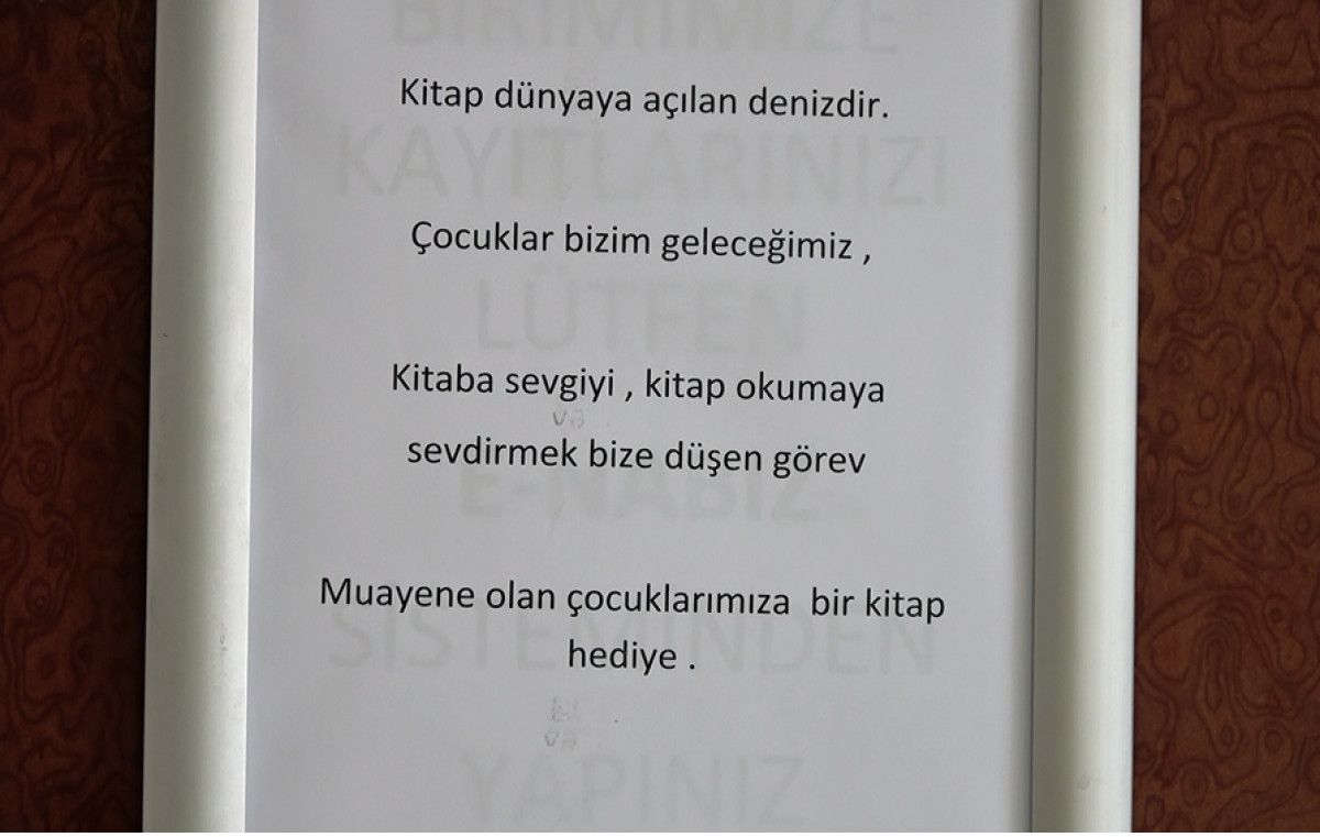 Van'da aile hekiminden muayeneye gelen çocuklara kitap 