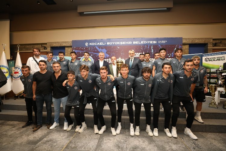 Amatör şampiyonları kupalarını aldı