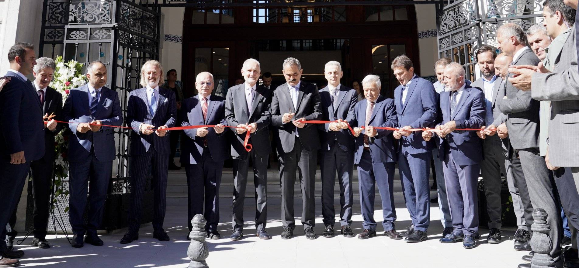 Bakan Özer’den Kütüphane Çıkışı
