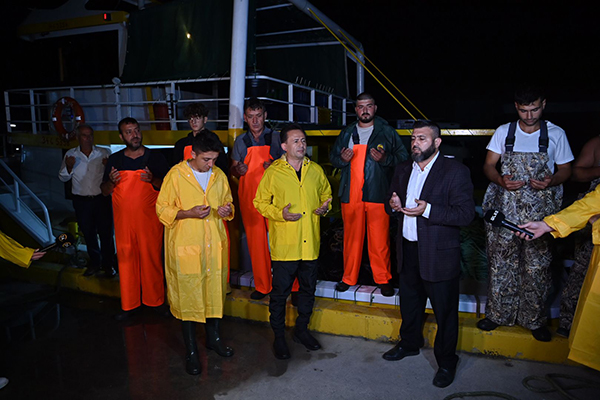 Balıkçılık sezonu açıldı, Tuzla’da ilk ağı Başkan Yazıcı attı