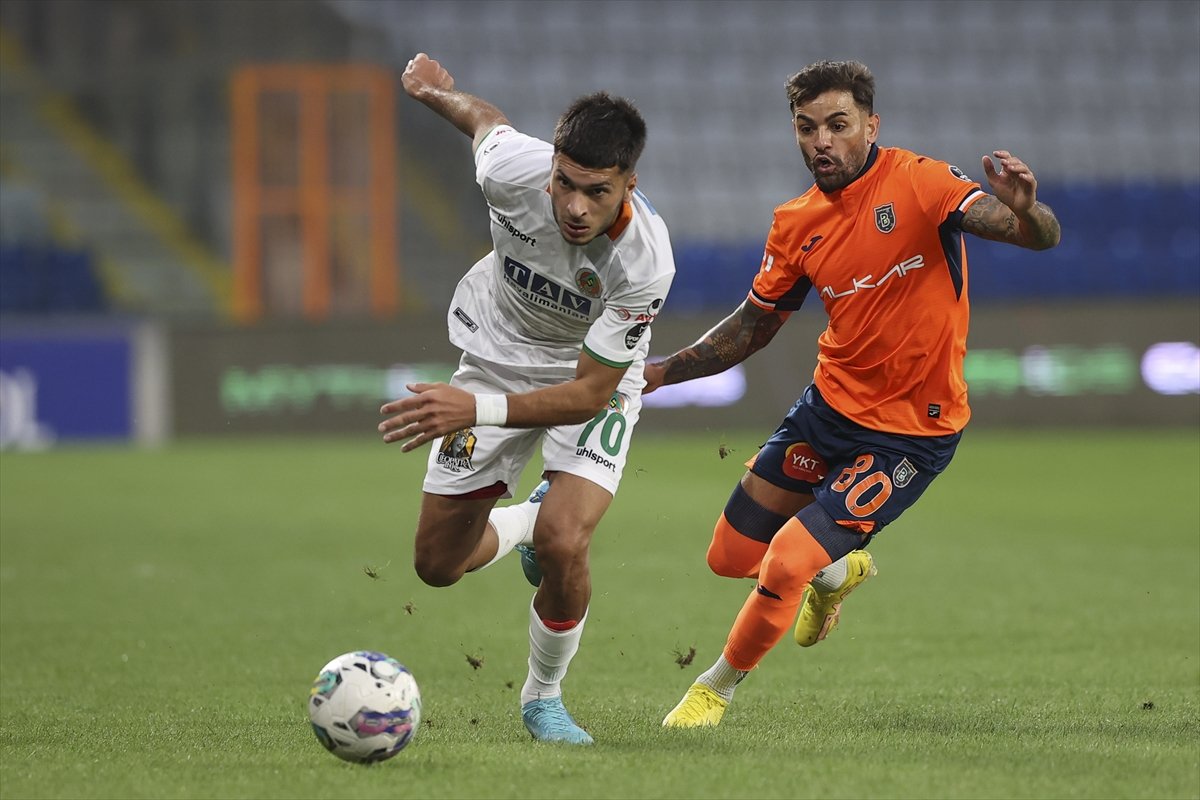 Başakşehir Alanyaspor'u mağlup etti Başakşehir, Alanyaspor'u 2 golle geçti
