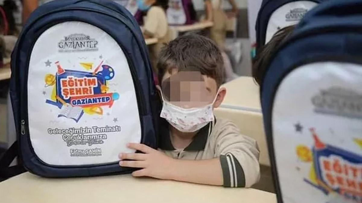 Belediyenin öğrencilere dağıttığı çantalar tepki çekti