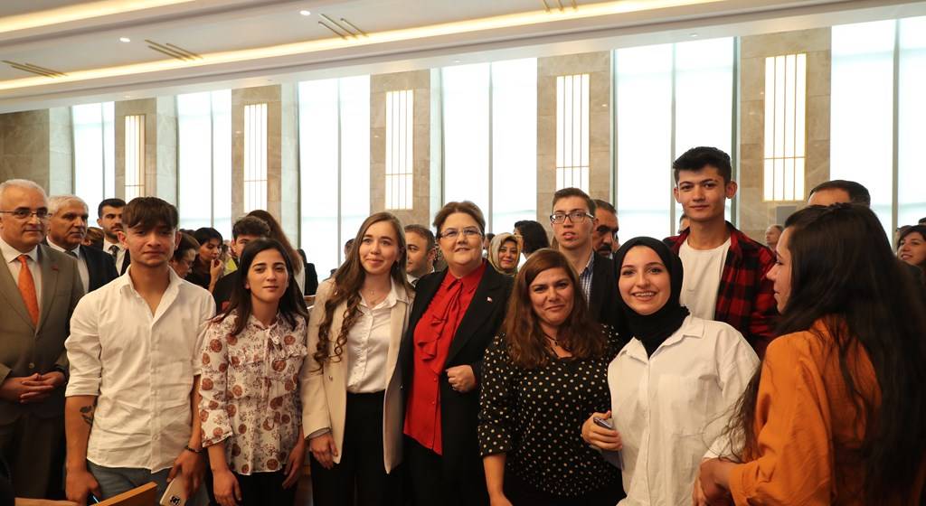 Devlet Korumasında Yetişen 958 Genç Kamu Kurumlarına Atandı