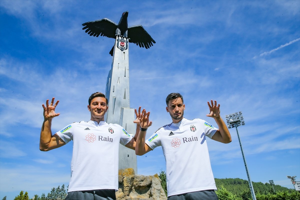 Emrecan Uzunhan: Ligin en iyi stoperi Romain Saiss