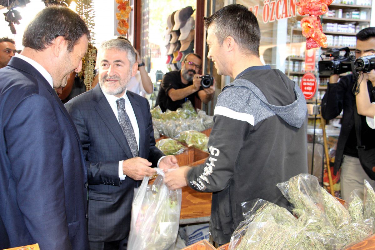 Esnaf Nureddin Nebati'den 5 liralık madeni para istedi