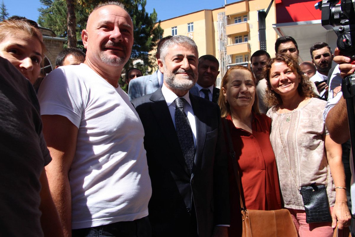 Esnaf Nureddin Nebati'den 5 liralık madeni para istedi