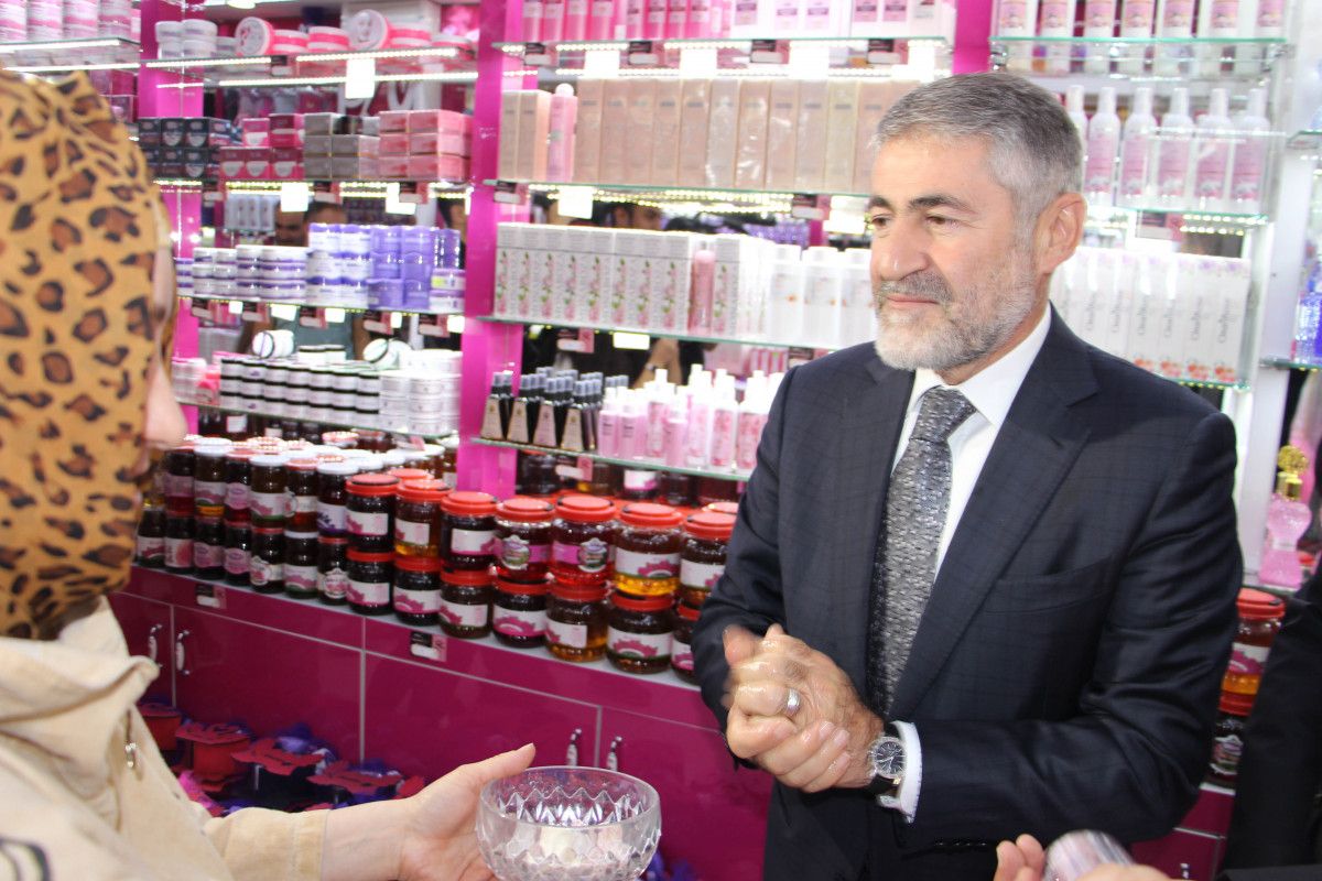 Esnaf Nureddin Nebati'den 5 liralık madeni para istedi