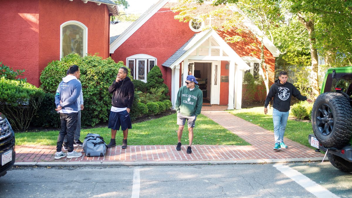 Florida valisi göçmenleri uçakla kuzey eyaletine gönderdi