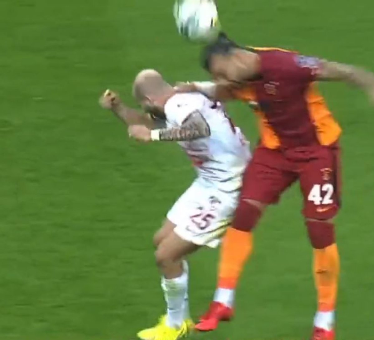 Galatasaraylılar hakem kararlarına çıldırdı