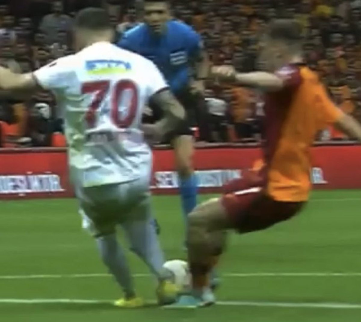 Galatasaraylılar hakem kararlarına çıldırdı