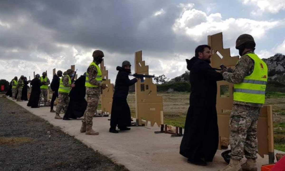 Güney Kıbrıs Rum kesiminde milletvekilleri silah eğitimi aldı