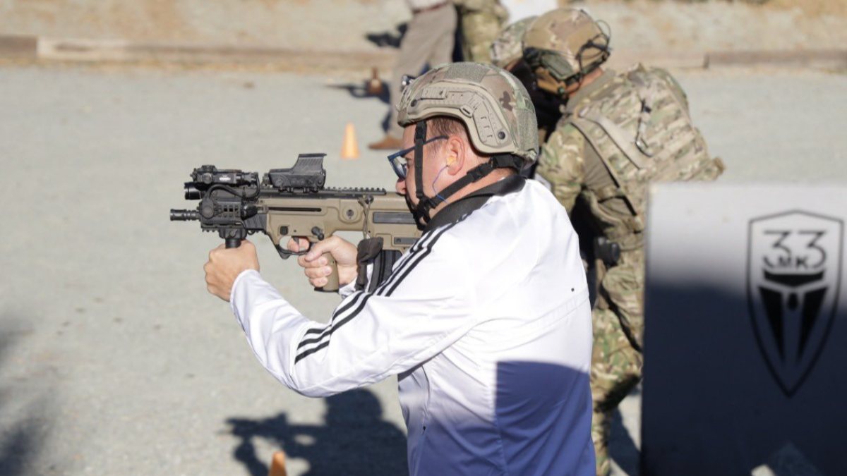 Güney Kıbrıs Rum kesiminde milletvekilleri silah eğitimi aldı
