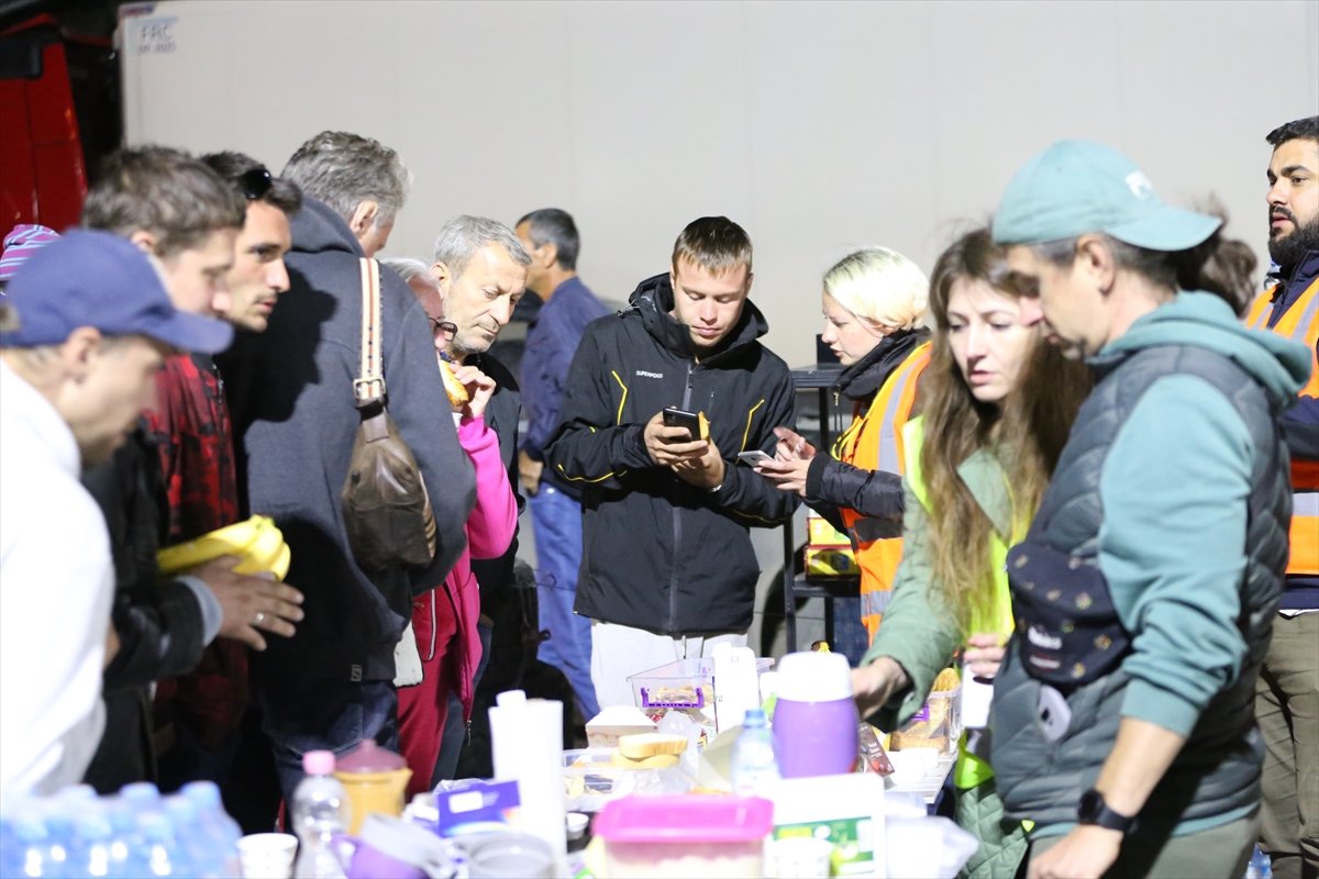 Gürcistan'da gönüllüler Rus vatandaşları için yardım noktası kurdu