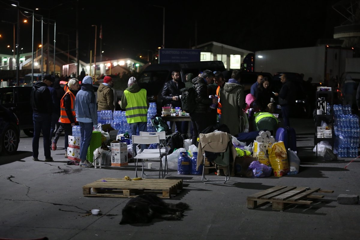 Gürcistan'da gönüllüler Rus vatandaşları için yardım noktası kurdu