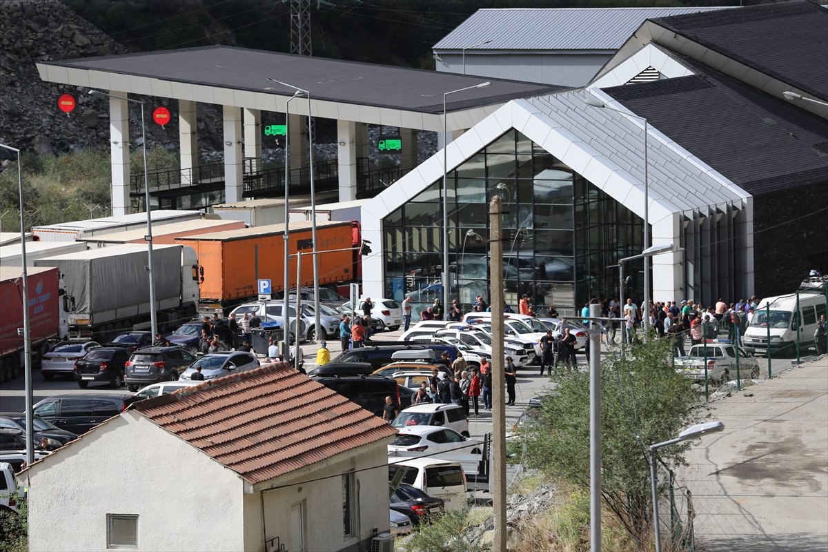 Gürcistan'da gönüllüler Rus vatandaşları için yardım noktası kurdu