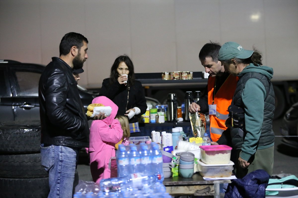 Gürcistan'da gönüllüler Rus vatandaşları için yardım noktası kurdu