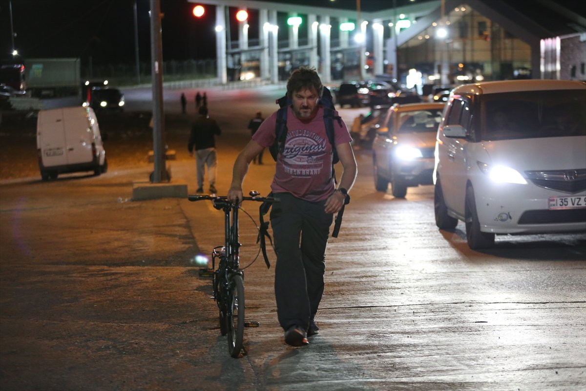 Gürcistan'da gönüllüler Rus vatandaşları için yardım noktası kurdu