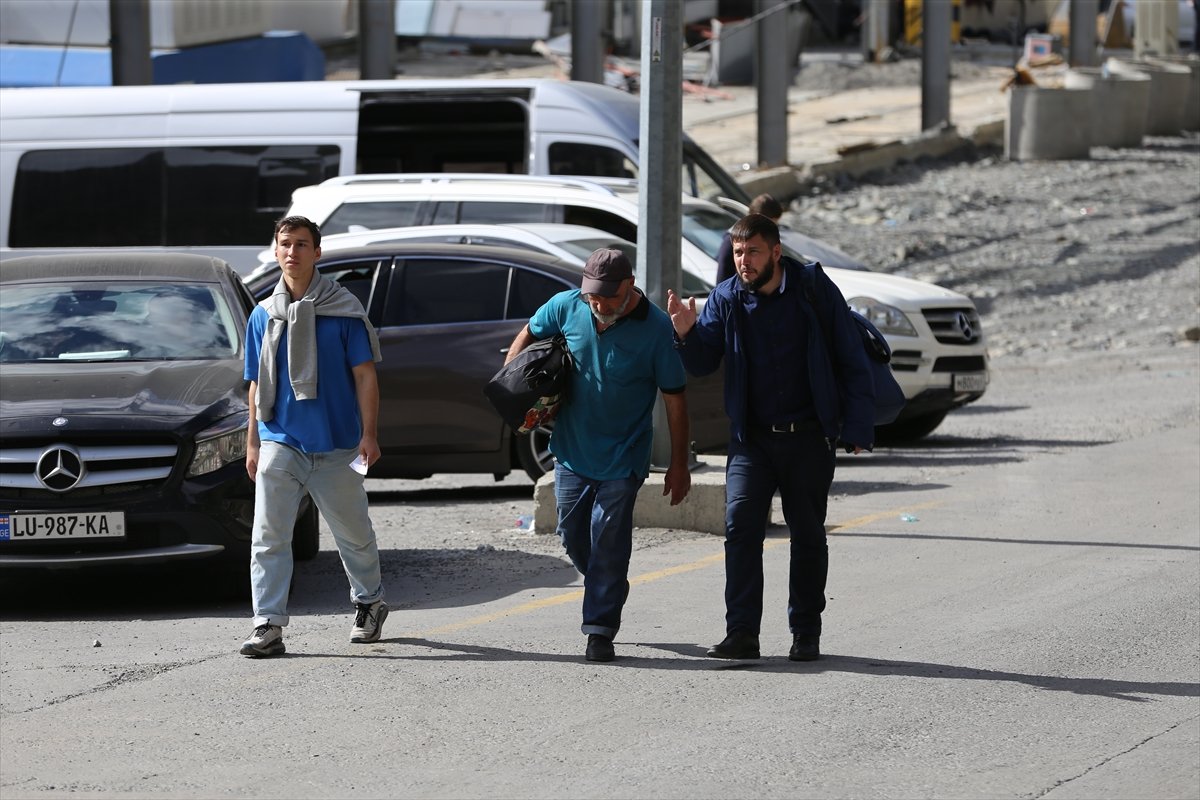 Gürcistan'da gönüllüler Rus vatandaşları için yardım noktası kurdu