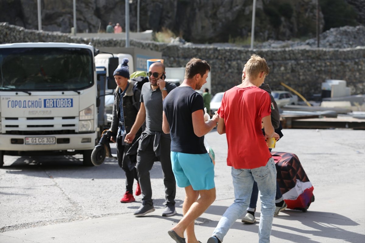 Gürcistan'da gönüllüler Rus vatandaşları için yardım noktası kurdu